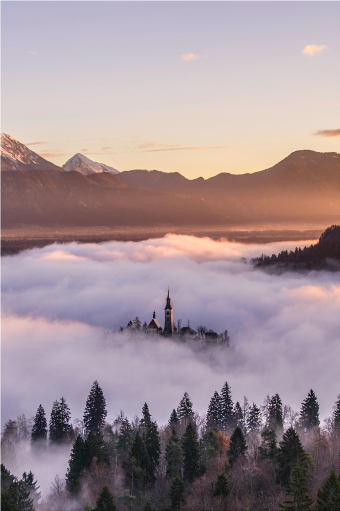 Living room poster foggy castle in poland - TenStickers