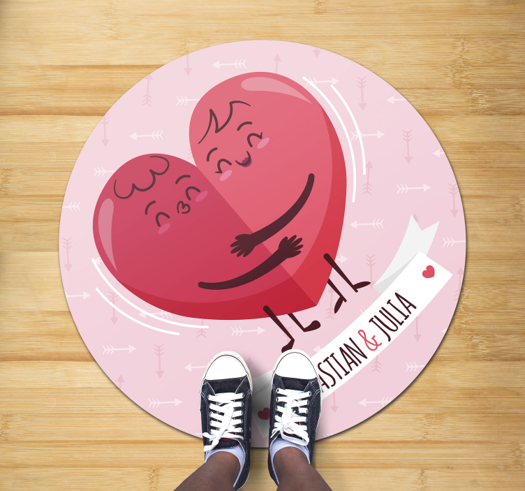 Hugging hearts vinyl rug with name - TenStickers